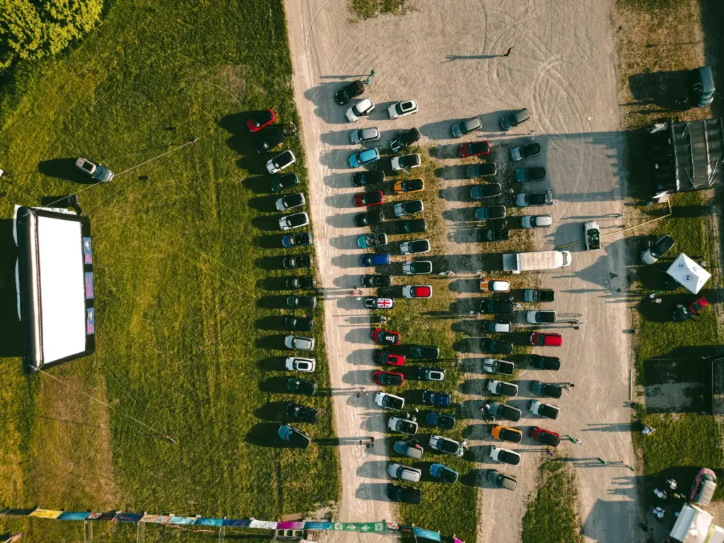 Autokino auf dem eigenen Hof, Motiv 1