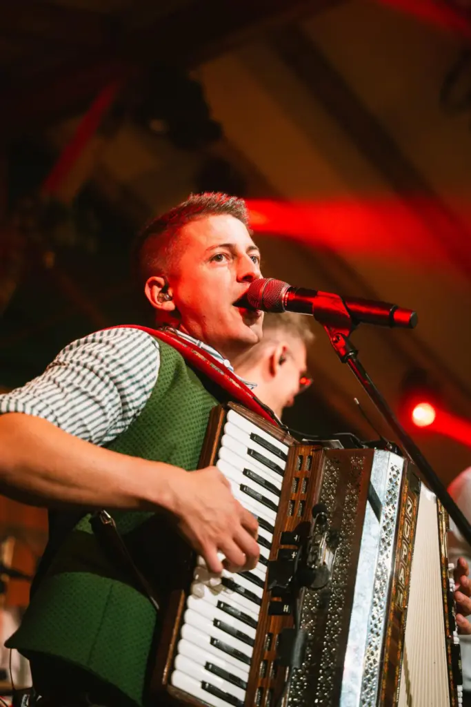 Eine Band, die das Zelt zum Kochen bringt, Motiv 5
